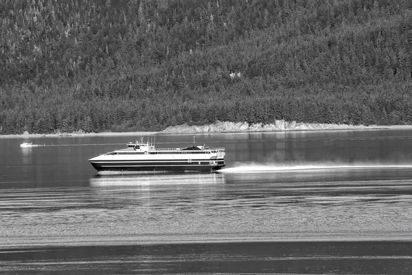Schip, water vervoer vervoer in alaska. Vaartuig, het vervoer over water, vervoer in alaska. Schip in blauwe zee op berglandschap. Reizen, reizen, reis. Wanderlust avontuur vakantie. — Stockfoto