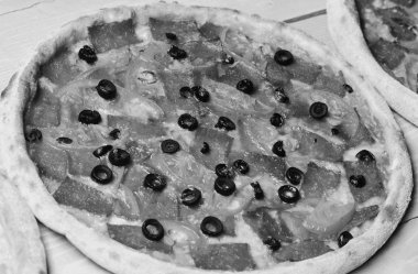 domates ve ahşap arka plan üzerinde siyah zeytin. İtalyan pizza ve pizza kavramı. İtalyan menüsü için baharatlı pizza