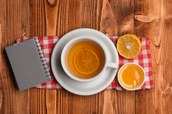 茶杯配蜂蜜和小笔记本, 顶部视图 — 图库照片