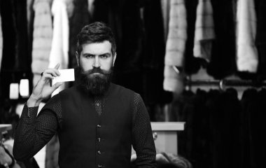 Finans ve alışveriş kavramı. Sakal ve kartvizit müşteriyle. Adam kendinden emin yüz