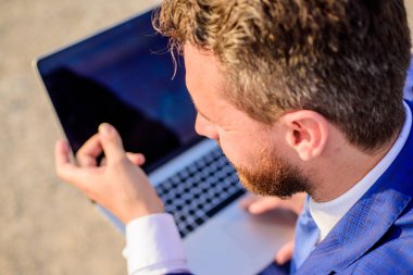 Blog için yeni yazı üzerine çalışıyor. İşadamı sörf internet veya yanıt e-postaları süre oturup dizüstü bilgisayar açık havada arka manzaralı. Mesajı için online topluluk oluşturma. Blog online iletişim