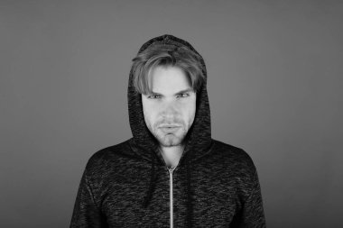 Koyu gri ve siyah hoodie kıl herif. Maço ciddi bir yüz ile dururlar. Koyu pembe arka plan üzerinde Fuarı saçlı adam