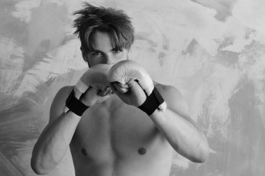 MMA savaşçı güçlü gövdeli dövüş sanatları uygulamaları. Karışık dövüş sanatları kavramı. Adam ciddi bir yüz ile