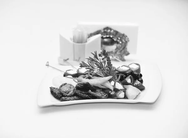 Vegetarische maaltijden-concept. Vegetarische schotel met ingemaakte groenten versierd met kruiden. — Stockfoto
