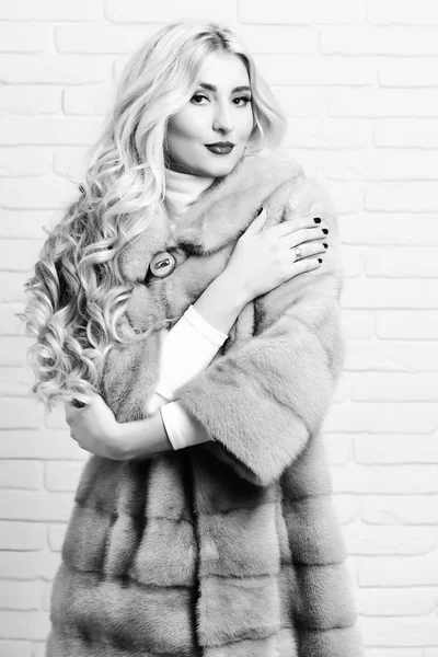 Μακιγιάζ μόδας στο ιστορικό στούντιο τοίχο τούβλου. μοντέρνα σέξι γυναίκα με γούνα — Φωτογραφία Αρχείου