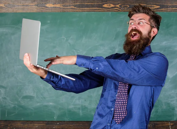 Hipster gafas maestras mantenga portátil pasado verificación de conocimientos de distancia. Exitoso examen. Pase la prueba en línea. Profesor barbudo hombre feliz con portátil moderno pasó la prueba de fondo de pizarra en línea —  Fotos de Stock