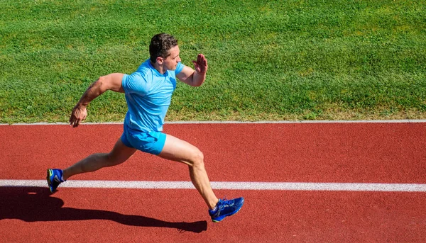 Άνδρας αθλητής τρέχει για την επίτευξη μεγάλο αποτέλεσμα. Πώς να τρέξει γρηγορότερα. Ταχύτητα Οδηγός κατάρτισης. Λίστα τρόπους για να βελτιώσετε την ταχύτητα της λειτουργίας. Αθλητής δρομέας σπορ σχήμα σε κίνηση. Αθλητισμό τρόπο ζωής και την υγεία έννοια — Φωτογραφία Αρχείου