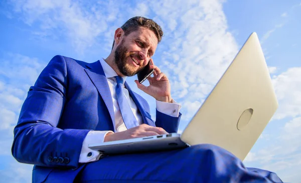 Verantwortlichkeiten als Vertriebsleiter. ultimativer Leitfaden, um Verkaufsführer zu werden. Bleiben Sie in Kontakt. Mann formalen Anzug Arbeit mit Laptop, während am Telefon sprechen. Geschäftsmann surft im Internet, während er mit Kunden spricht — Stockfoto