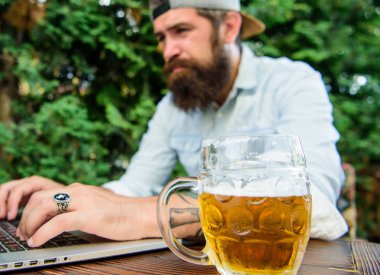 Fan bira ile açık havada oturup teras süre online Şampiyonası bahse girerim. Futbol fanatiği hipster yapmak spor oyun dizüstü bahse girerim sakallı. Ve gerçek para oyun bahis. Acımasız adam bira ile eğlence ve spor oyunu