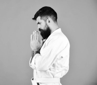 Judo usta eller birlikte geleneksel tebrik ya da dua içinde barındırır. Karate adam üniformalı konsantre yüz.