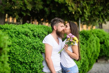 Adam hipster hugs muhteşem kız sakallı. Çift romantik tarih yürüyüş doğa park arka plan tr. İlişkiler romantik duygular seviyorum. İlişkinin başında ihale romantik hisler. Yumuşak öpücük