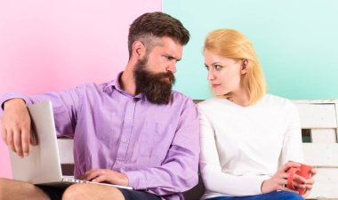 Uzlaşma bulmak. Film izleyecek dizüstü bilgisayar ile bir çift gördüm. Aile birlikte boş zaman harcamak. Seçme film çift ve karşıt görüş var. Biz göz kulak olacak. İki farklı görüş film hakkında