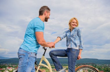 Romantizm ya da bisiklet tarihi inişli çıkışlı. Sakal ve utangaç sarışın kız ilk tarihte olan adam. Kadın şirket ile çekici maço utangaç hissediyor. Çift birlikte takılmak için buluşuyor. asual tanıdık kavramı