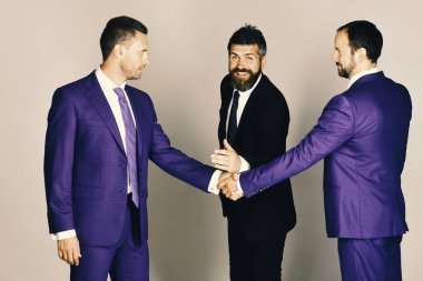 Erkeklerin sakal ve gülümseyen yüzler ile iş veya gage tartışmak. Kariyer ve rekabet kavramı. İşadamları akıllı takım elbise giymek