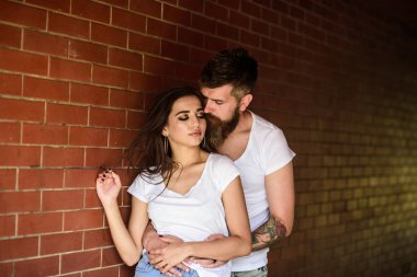 Saf duygu. Kız ve yenilikçi romantik hisler ilişkileri. Çift duygular zevk için bir yer bulmak. Çift tanık sarılma samimiyet zevk. Aşık çift tuğla duvar arka plan hugs.