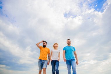 Gerçek dostluk kader engellerle büyümek. Üçlü gerçek arkadaşlar Birleşik. Yalak devam uzun bir yol. Birleşik grup kasıtlı ilerleyecektir. Erkek ve kadın yürüyor dramatik bulutlu gökyüzü arka plan
