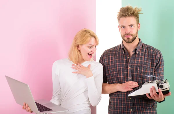 Tekniska framsteg fördelar. Tekniska framsteg. Öka din produktivitet med hjälp av modern teknik. Ta fördel teknik utveckling. Kvinna modern laptop och man gamla retro skrivmaskin — Stockfoto