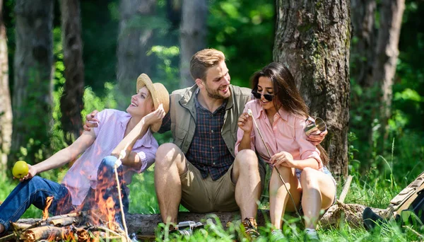 Przyjaciele firmy relaks i o tle natura piknik przekąska. Firma pieszych relaks w tle lasu piknik. Camping i piesze wycieczki. Zatrzymanie na przekąskę podczas wędrówki. Relaks i zabawa w przyrodzie — Zdjęcie stockowe