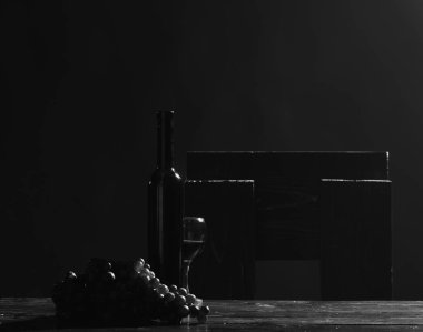 Kara üzüm, şişe ve bardağı tablo kümesi