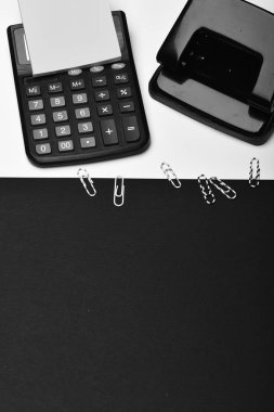 Not kağıdı, bir delik ve ataç beyaz yüzeyi