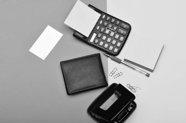 Deri cüzdan ve ileti örneği olarak iş ve iş kavramı mans