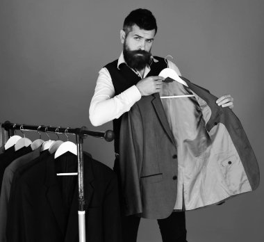 Tasarımcısı gri takım elbise askısı üzerinde koyar. Modern dolap seçim