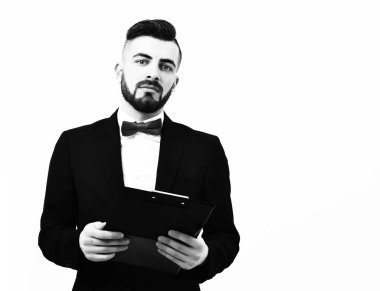 Grubu, sakal ve kendinden emin yüz ifadesi elbiseli şık sunum