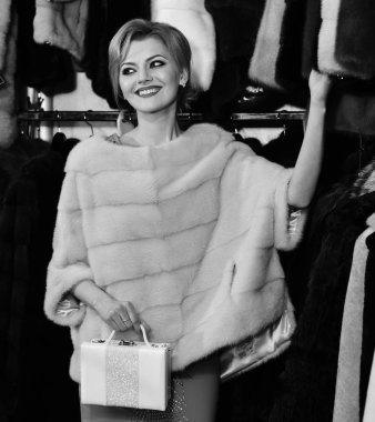 Gülümseyen yüzlü pembe kürklü kadın..