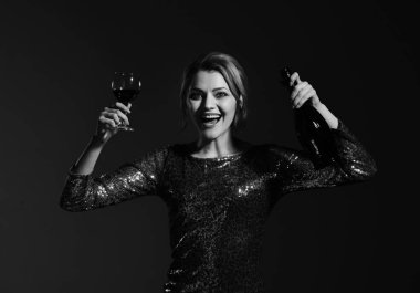 Şarapdenemeye ve zarafet kavramı. Pahalı alkol tatma kadın