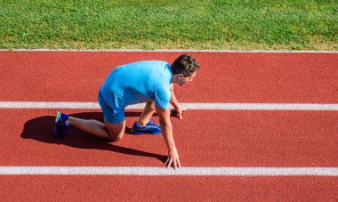 Runner gitmeye hazır. Atlet runner Stadı'nda yarış hazır olun. Nasıl yayınlanmaya başlaması. İpuçları yeni başlayanlar için çalışıyor. Adam atlet standı düşük başlangıç konumu Stadyumu yolda. Yeni yaşam tarzı alışkanlık başlangıcı