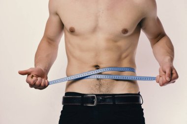 Adam uzun mavi bant çıplak gövde etrafında ölçme