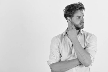 Maço bir kenara seyir sakalını losyonları. Moda ve güven kavramı