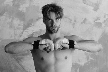 Güçlü vücutlu bir dövüş sanatları ustası..