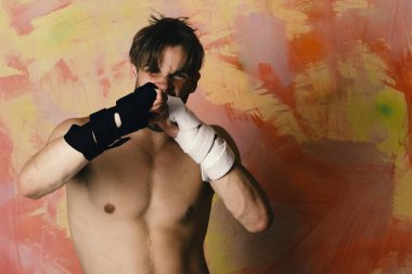 Japon karate eğitimi ve spor konsepti. Boksör veya karate dövüşçüsü