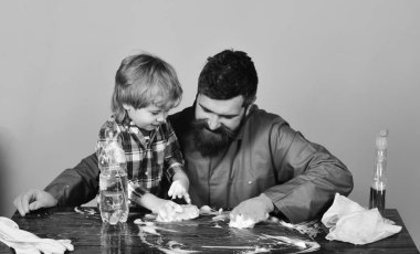 Adam pembe bir arka plan üzerinde şirin çocuk ile.