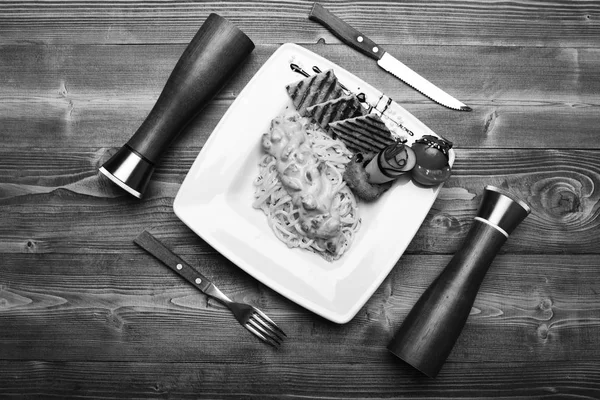 Mesa servida para um em restaurante ou café. Massa de esparguete — Fotografia de Stock