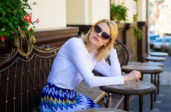 Garson için bekleyin. Kadın yalnız sıkılmış kafe Teras kentsel arka plan defocused oturur. Kız yalnız kafe bekleyen garson otur. Restoran hizmet standartları. Yolları personelinden en iyi olsun. Cafe hizmet başarısız