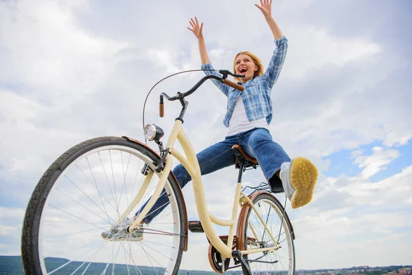 Wolności i radości. Kobieta czuje się wolna podczas cieszyć się jazdy na rowerze. Najbardziej satysfakcjonującą formą własny transport. Jazda na rowerze daje poczucie wolności i niezależności. Dziewczyna jedzie rower na tle nieba — Zdjęcie stockowe