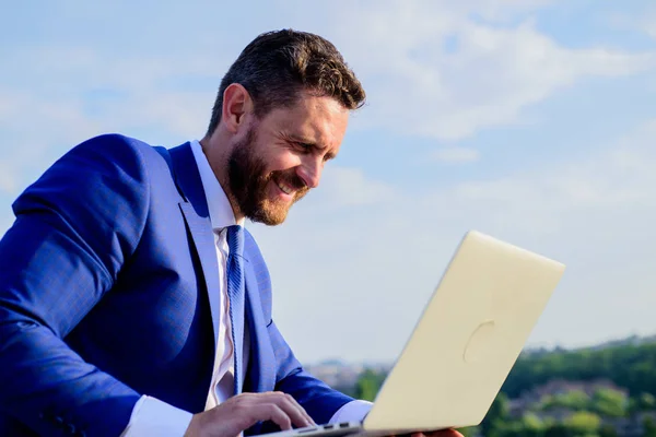 Social media marketing ekspertów działa na tle niebieskiego nieba. Biznesmen surfing internet lub odpowiedź wiadomości podczas siedzieć z laptopa na zewnątrz. Dodawanie oczek online reputacji. Online reputacji Twojej marki — Zdjęcie stockowe