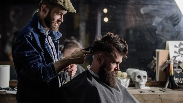 Friseur Mit Haarschneidemaschine Nacken Des Kunden Friseur Mit Haarschneidemaschine Arbeitet — Stockfoto