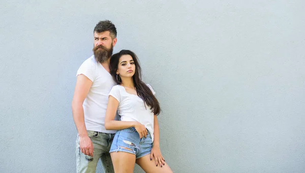 Moda tendência confortável roupas simples para homem e mulher. Os jovens modernos escolhem roupas confortáveis. Dois fundos cinzentos. Um casal elegante. Estilo de vida urbano exigem roupas confortáveis para todos os dias — Fotografia de Stock