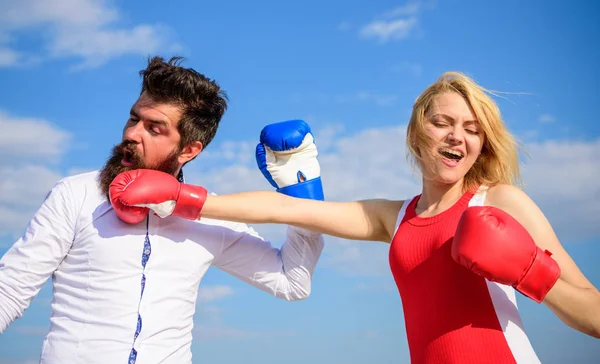 Pár v lásce boj. Vztahy jako koncept boje. Muž a žena bojovat Boxerské rukavice modré obloze na pozadí. Hájit svůj názor v konfrontaci. Vztahy a rodinný život jako každodenní boj — Stock fotografie