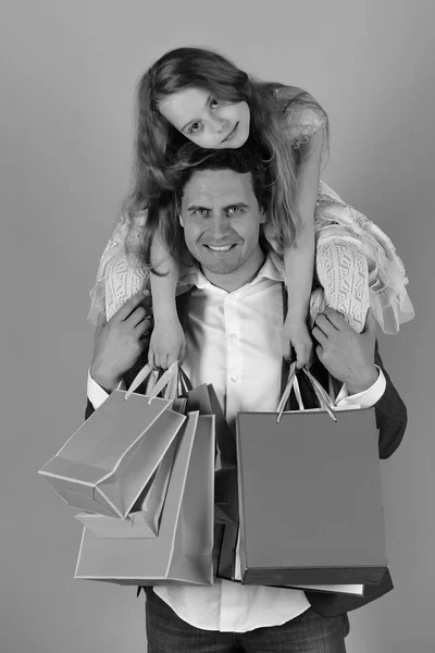 Chica y hombre con caras felices sostienen bolsas de compras — Foto de Stock