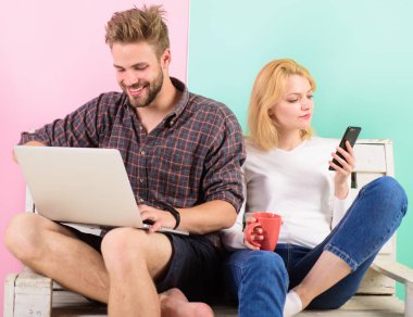 İletişim engelleri olmadan. Almak içinde değmek her yerde Mobil Internet modern teknoloji video konferans. Görüntülü görüşme fırsatı. Dokunmatik aile video aramasında tutun. Adam kız laptop ve smartphone