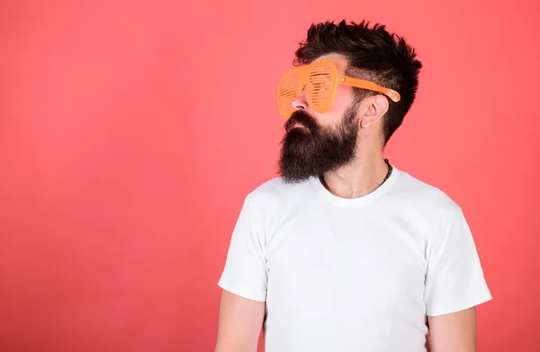 Homem hipster barbudo usa óculos escuros gigantes. Conceito de óptica e proteção ocular. Óculos de sol atributo do partido e acessório elegante. Hipster usar persianas óculos de sol. Acessório na moda — Fotografia de Stock