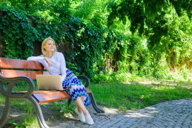 Online alışveriş. Kız tezgah defter ile otur. Kadın parkta dizüstü bilgisayar ile yeşil doğanın ve temiz havanın tadını çıkarın. Kız rüya gibi online alışveriş yararlanır. Online alışveriş ile zaman kazanmak