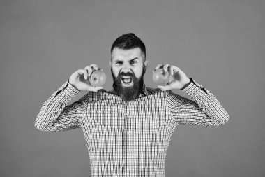 Bahçe ve sonbahar bitkileri kavramı. Kızgın yüz ile çiftçi