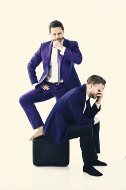 Adam ya da işadamı evrak çantası umutsuz ifade ile oturur