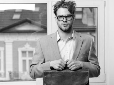 Evrak çantalı adam beyaz arka planda izole edilmiş..