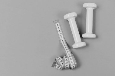 Barbell yanında mezura rulo. Sağlık ve spor